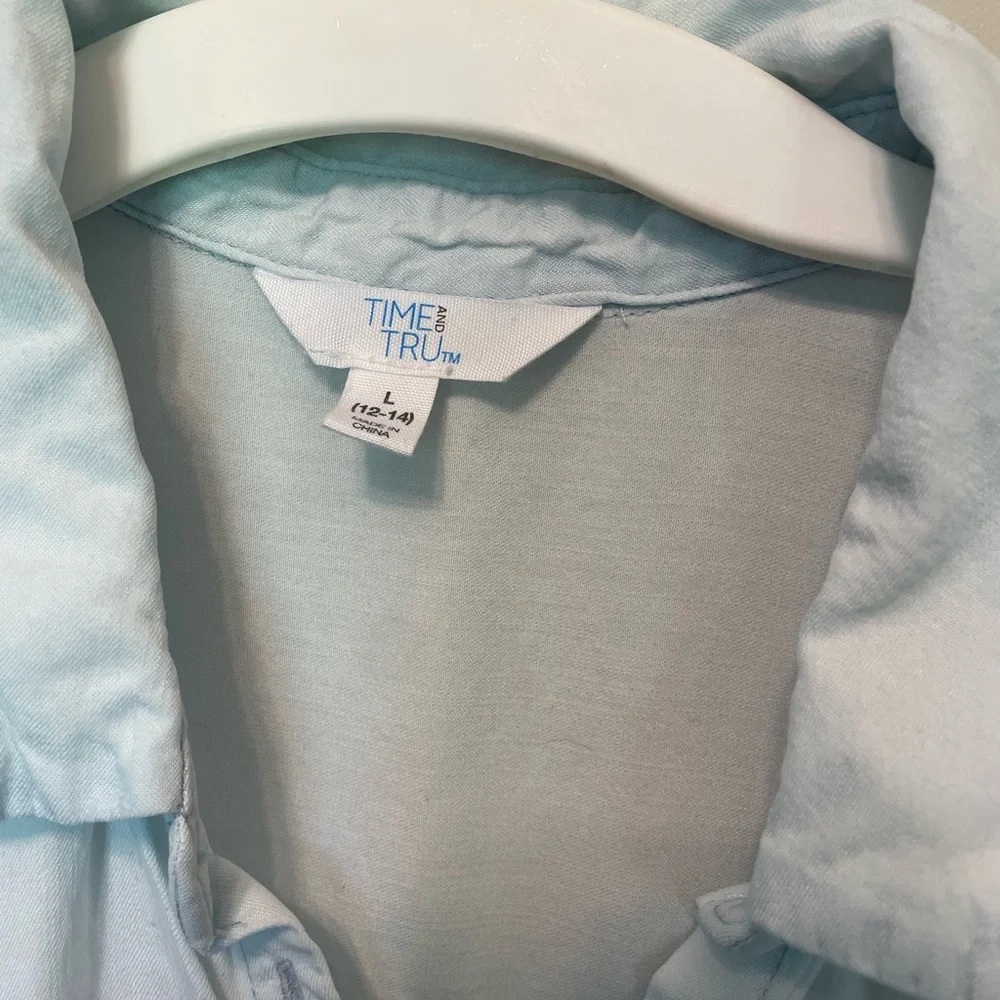 Woman’s Button down - Picture 3 of 3